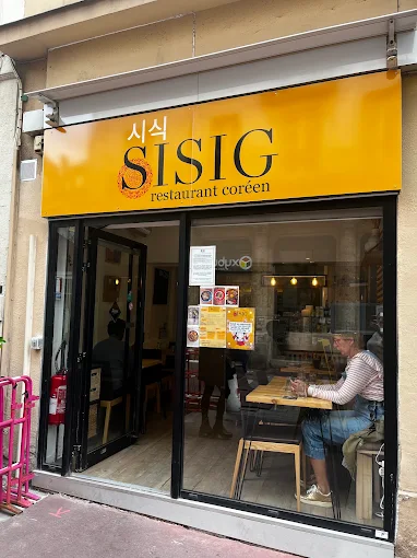 Devanture du restaurant SISIG en journée, rue Beauvoisine